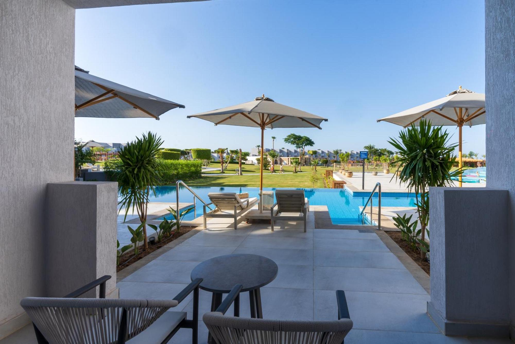 Deluxe Swim-Up Room