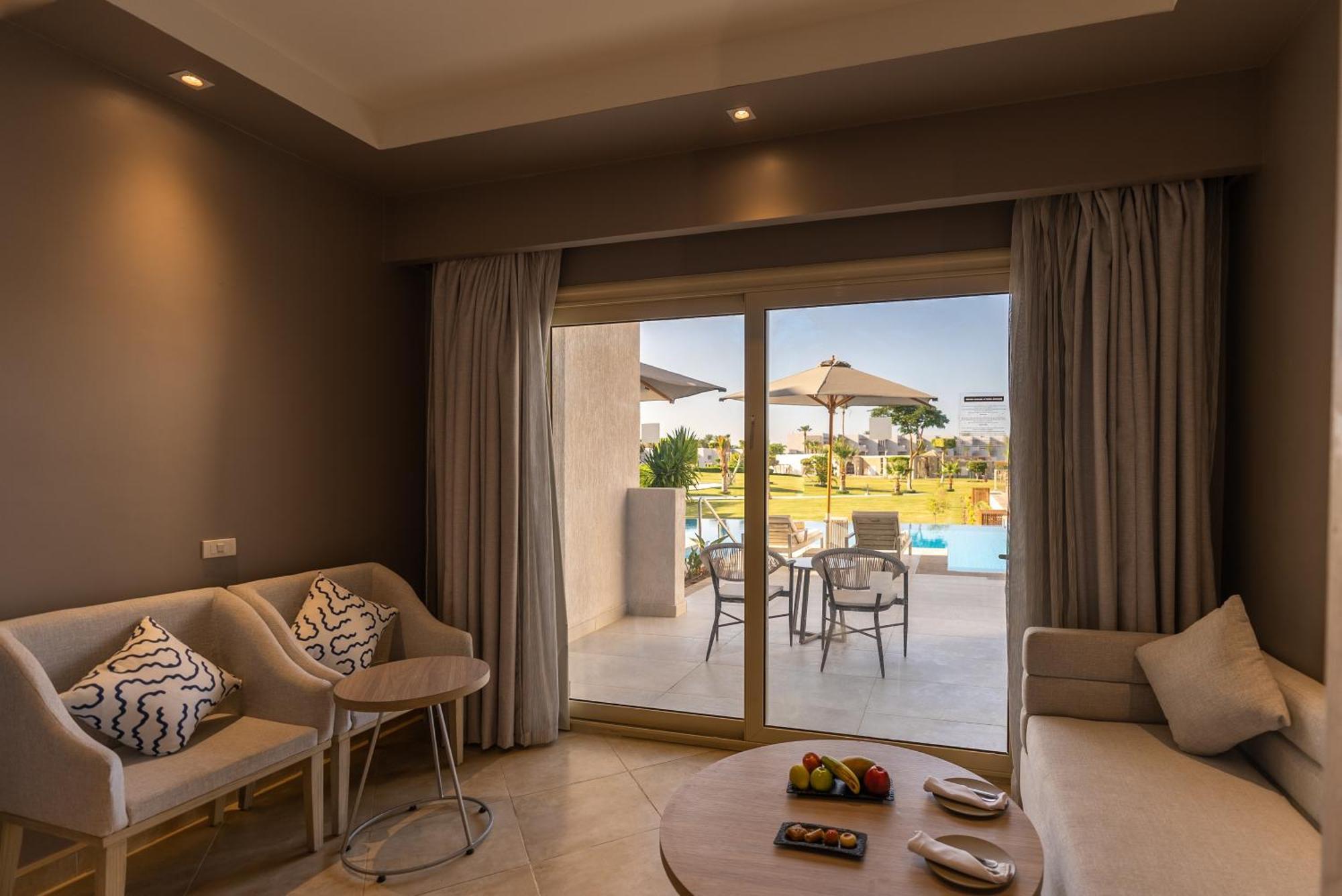 Deluxe Swim-Up Room
